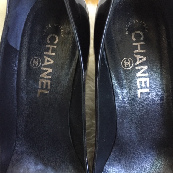 CHANEL CC Black and White Cap-Toe Pumps - Picture 4 of 8